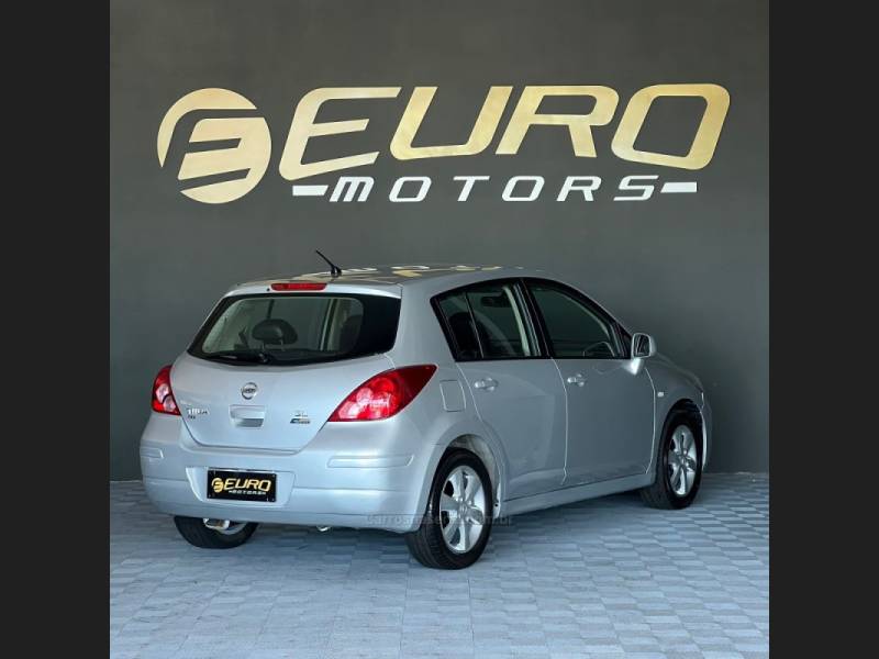 NISSAN - TIIDA - 2010/2011 - Prata - R$ 39.900,00
